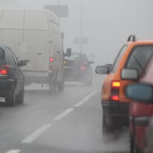 Kelininkai įspėja: Tauragės rajone eismo sąlygas sunkina rūkas