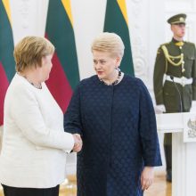 A. Merkel Vilniuje žadėjo tęsti sankcijas Rusijai, bet gynė „Nord Stream“
