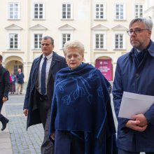 A. Ramanausko-Vanago palaikai į bažnyčią įnešti skambant „Lietuva brangi“