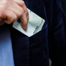 Seimas ruošiasi savivaldos politikams nustatyti algas: gautų 640–805 eurus „į rankas“