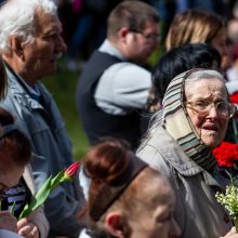 Pagerbti karo aukų – su raudonais gvazdikais ir Georgijaus juostelėmis