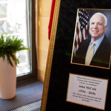 Pagerbė JAV politiko atminimą – URM atidaryta J. McCaino vardo salė