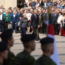 G. Nausėda pasveikino karinį paradą: pilietiški žmonės – saugumo garantas