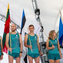 Baltijos kelio estafetė: tarp būrio bėgikų – jaunuoliai ir tikri veteranai