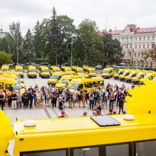 Mokykloms perduota beveik pusė šimto geltonųjų autobusų