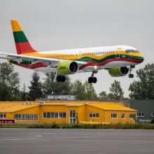 Jau nutūpė Vilniuje: dangų raižys trispalve papuoštas lėktuvas