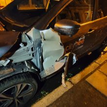 Kaune „Citybee“ vairuotojas išvartė šaligatvio stulpelius ir pabėgo 