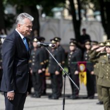 Prezidentas iškilmingoje ceremonijoje kariūnams suteikė karininko laipsnį