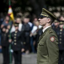 Prezidentas iškilmingoje ceremonijoje kariūnams suteikė karininko laipsnį