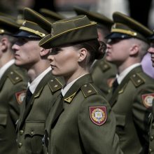 Prezidentas iškilmingoje ceremonijoje kariūnams suteikė karininko laipsnį