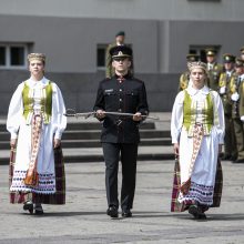 Prezidentas iškilmingoje ceremonijoje kariūnams suteikė karininko laipsnį