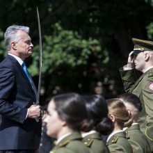 Prezidentas iškilmingoje ceremonijoje kariūnams suteikė karininko laipsnį