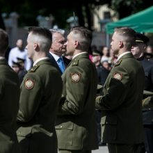 Prezidentas iškilmingoje ceremonijoje kariūnams suteikė karininko laipsnį