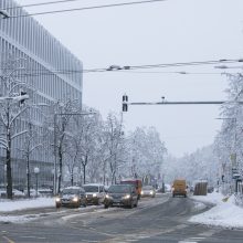 Sostinei – sniego iššūkiai: kelininkai dirbo visą naktį