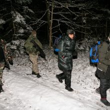 Neteisėti migrantai rado naują būdą – į Lietuvą per šalčius bando patekti basomis
