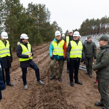 NSGK vadovas: Baltarusijos pasienyje įrengta pusė visos koncertinos, 90 km tvoros