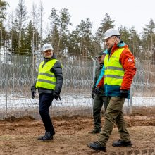 NSGK vadovas: Baltarusijos pasienyje įrengta pusė visos koncertinos, 90 km tvoros