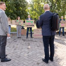 Protestas prie Seimo: naktinių taikiklių priešininkai sako – „Užteks skerdynių“