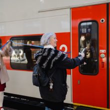 Kodėl kovo 18-ąją traukinius užplūdo juokas ir raudonos nosys?