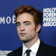 „Saulėlydžio“ žvaigždė R. Pattinsonas susitikinėja su kylančia britų dainininke
