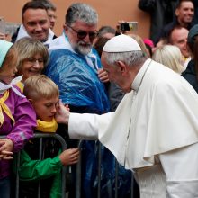 Prie Aušros Vartų – jaudinantis popiežiaus Pranciškaus gestas