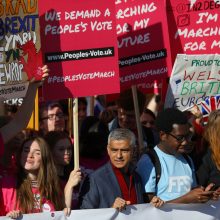 Tūkstančiai britų gatvėse reikalauja antro referendumo dėl „Brexit“