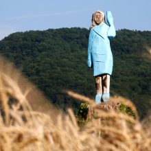 Slovėnijoje atidengta M. Trump statula išvadinta „baidykle“