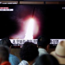 Šiaurės Korėja rodo karinę galią: šįkart paleido „sviedinių“