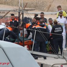 Prie Italijos krantų išgelbėti 143 migrantai, dar 20 žmonių dingo