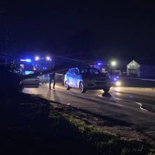 Įtemptos gaudynės Kaune: bėglys nuvertė stulpą ant policijos automobilio