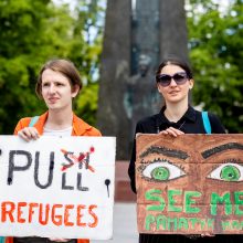 Savanoriai prie Vyriausybės piketavo dėl politikos migrantų atžvilgiu: rasistinė valstybė užknisa