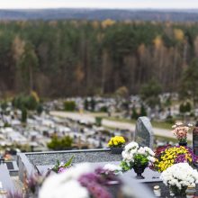 Šiemet pabrango ir kapų žvakės: prekybininkai jų parduoda mažiau