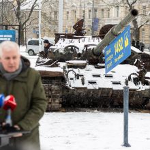 Prie rusų tanko kilo konfliktas: su gėlėmis atėjęs vyras gavo smūgį?