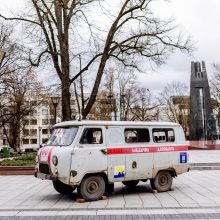 Vilniuje galima pamatyti kulkų suvarpytą greitosios automobilį iš Ukrainos