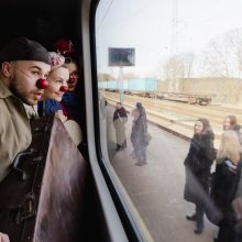 Kodėl kovo 18-ąją traukinius užplūdo juokas ir raudonos nosys?