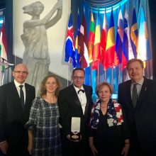V. Adamkus apdovanotas Komunizmo aukų atminimo fondo medaliu