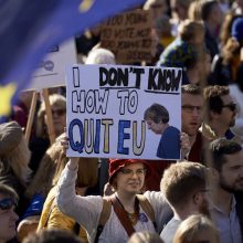 Tūkstančiai britų gatvėse reikalauja antro referendumo dėl „Brexit“