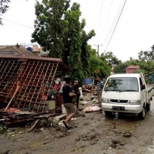 Indonezijos cunamio aukų skaičius perkopė 370