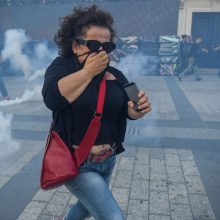 Paryžiuje – vėl neramu: protestuotojus policija vaikė ašarinėmis dujomis