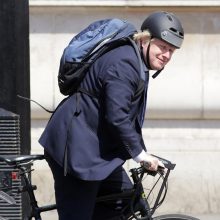 Įžūliausiu savo poelgiu britų premjeras pavadino važiavimą dviračiu šaligatviu