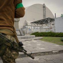 Karas: okupantai toliau atakuoja „Azovstal“ gamyklą, Avdijivka apšaudyta fosforo bombomis
