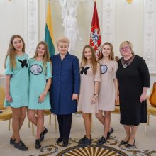 D. Grybauskaitei – apdovanojimas iš vaikų rankų