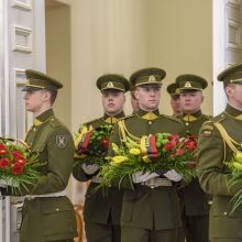 Prezidentės gėlės – signatarų atminimui pagerbti