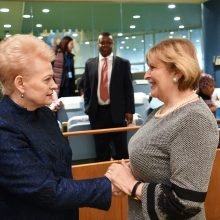 D. Grybauskaitė kviečia mažinti darbo užmokesčio atotrūkį tarp vyrų ir moterų