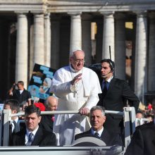 Paskelbė maršrutą: popiežių bus galima pamatyti ir riedantį papamobiliu
