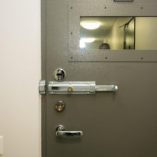 Danija uždraus megzti naujus santykius iki gyvos galvos įkalintiems asmenims