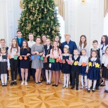 Prezidentei papuošti Kalėdų eglę padėjo užsienio lietuvių vaikai