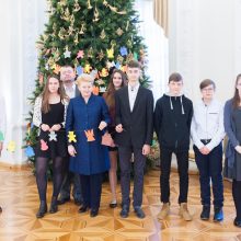 Prezidentei papuošti Kalėdų eglę padėjo užsienio lietuvių vaikai