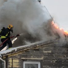 Vėlų vakarą Pakruojo rajone užsiliepsnojo namas