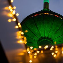 Šventinėmis spalvomis nušvito Vilniaus televizijos bokštas